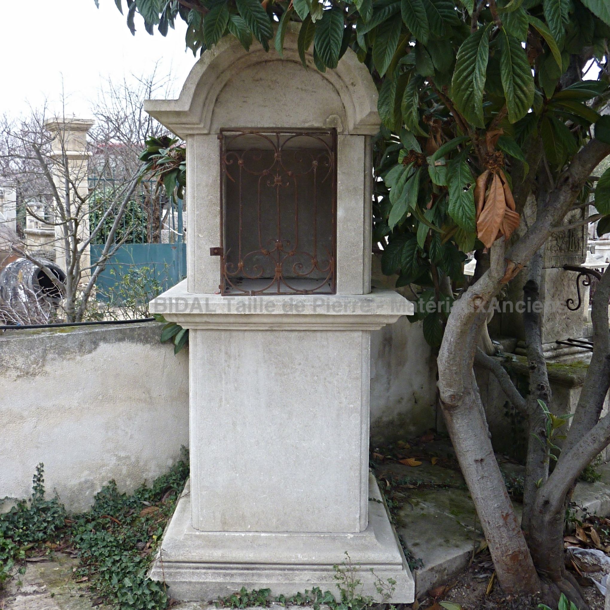 Mobilier de jardin ancien : l'oratoire en pierre d'antan.