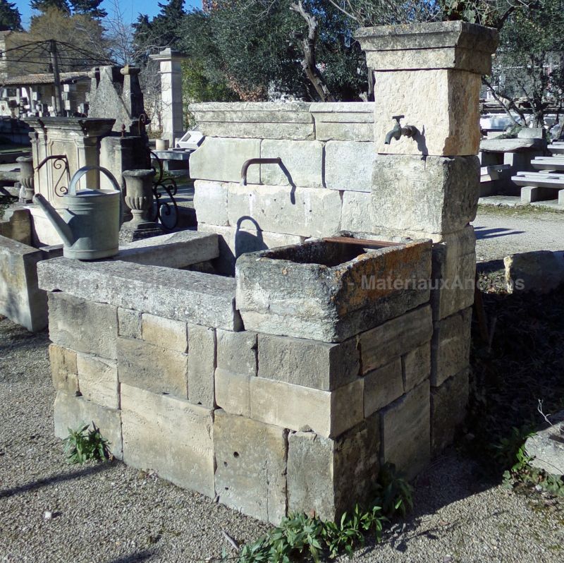 Fontaine en pierres anciennes pleine du charme de la Provence - Atelier Alain BIDAL (Provence)