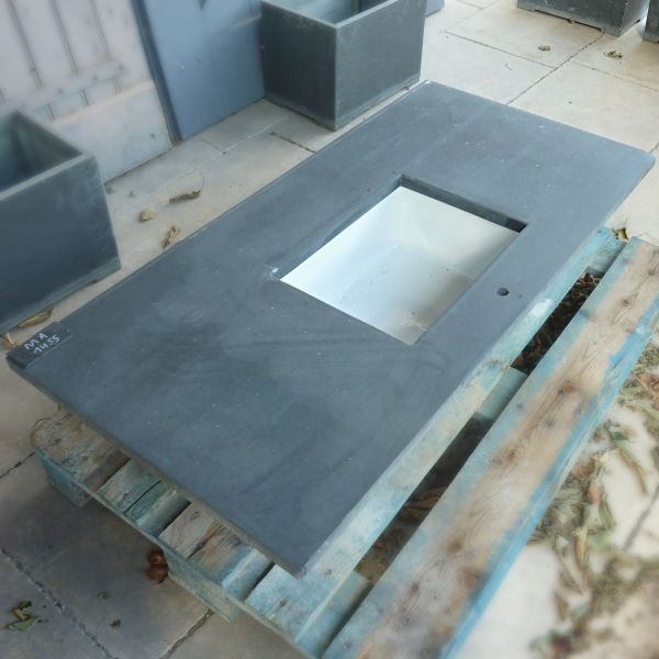 Vasque pour salle de bain - plan en ardoise et lavabo en céramique.
