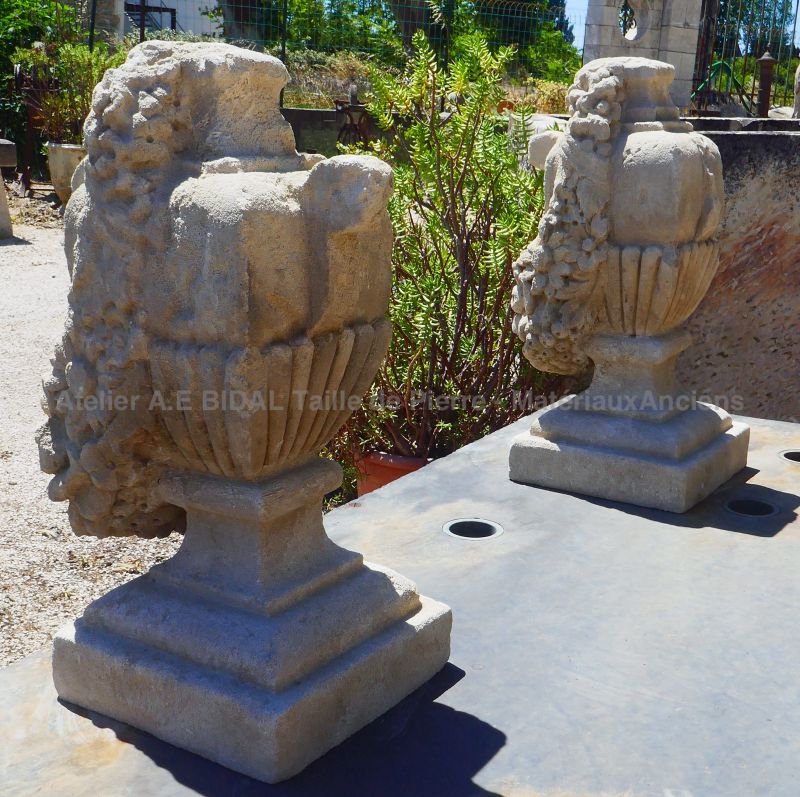 Garden decoration : pair of reclaimed stone ornaments - Antique Materials in Provence Alain BIDAL