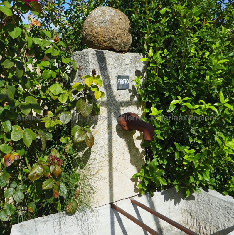 Photo de détail de notre ancienne fontaine de jardin en pierre - Alain Bidal Matériaux Anciens en Provence.