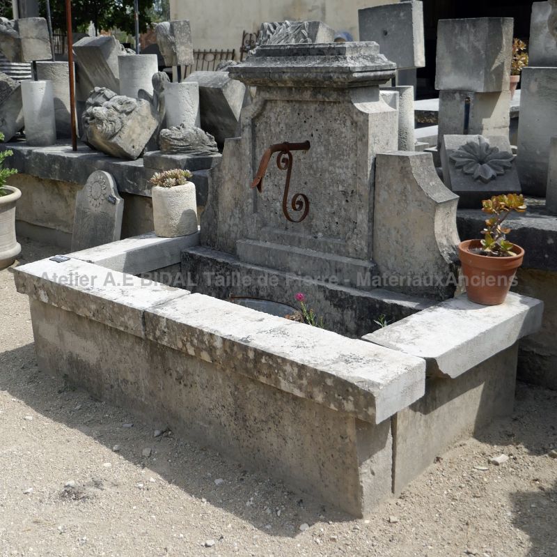 Small fountain, a wall fountain: an old fountain full of charm!