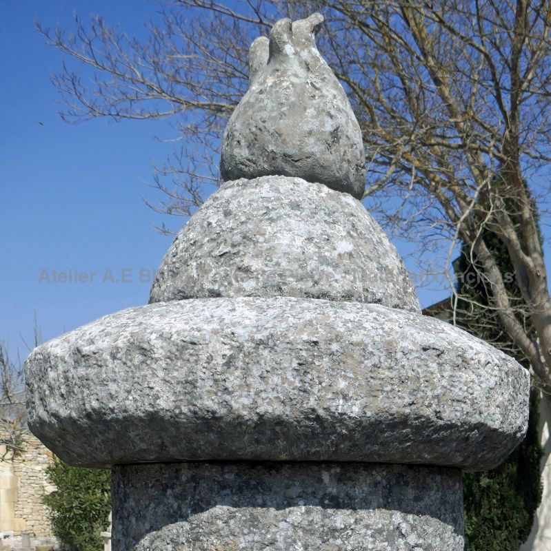 Detail of the capital on our central stone column : Atelier Alain BIDAL