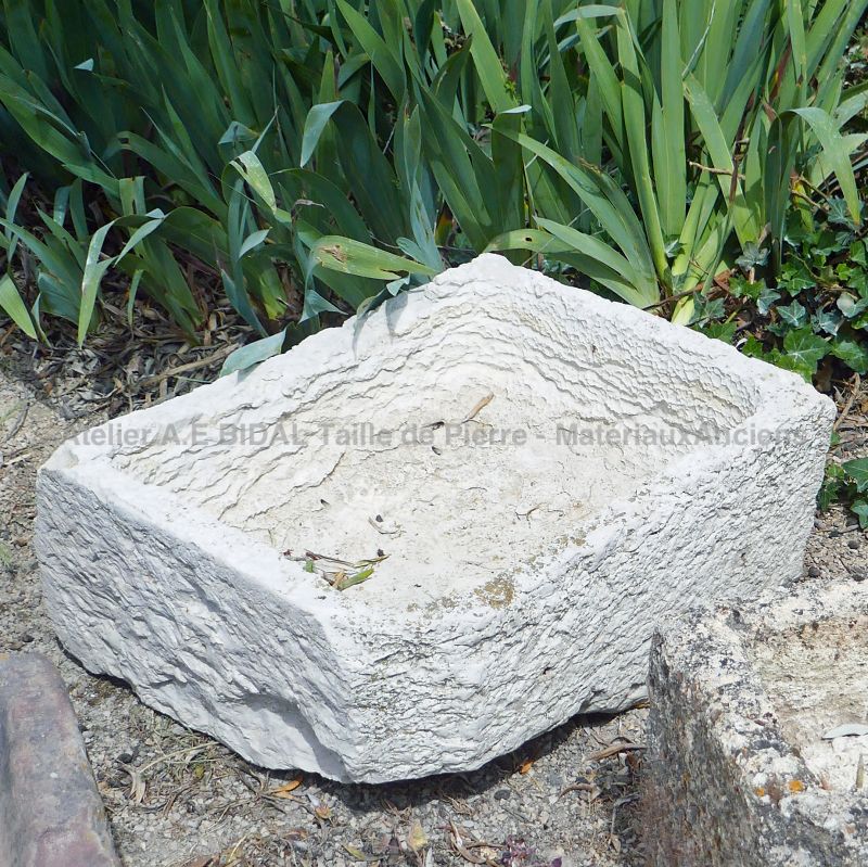 Ancien bac en pierre blanche pour jardinière rustique