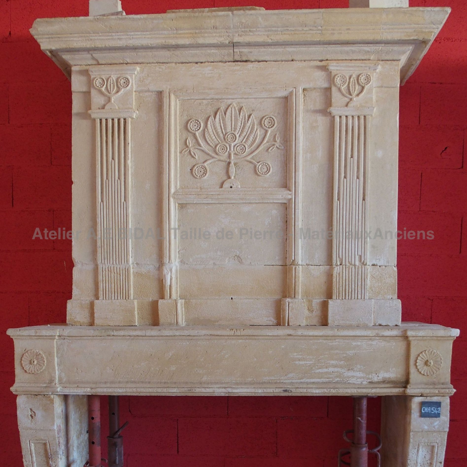 Cheminée louis XVI - une chaminée ancienne en pierre d'époque Louis XVI.