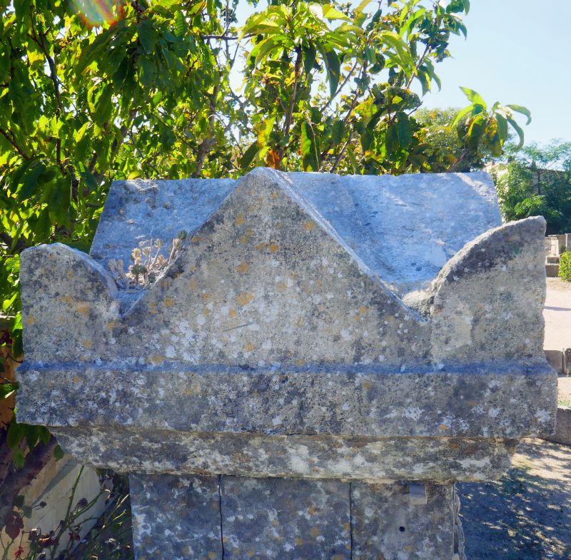 Détail du chapiteau ancien en pierre sur notre bel oratoire en vieilles pierres