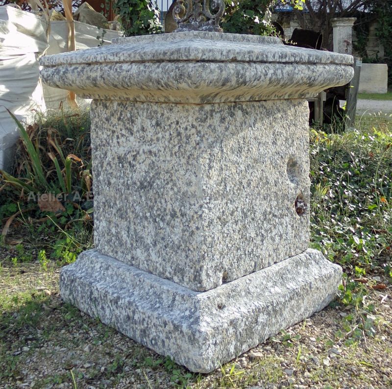 Molded pedestal in patinated stone sold with its old cast iron cross - Atelier Alain BIDAL (Provence)