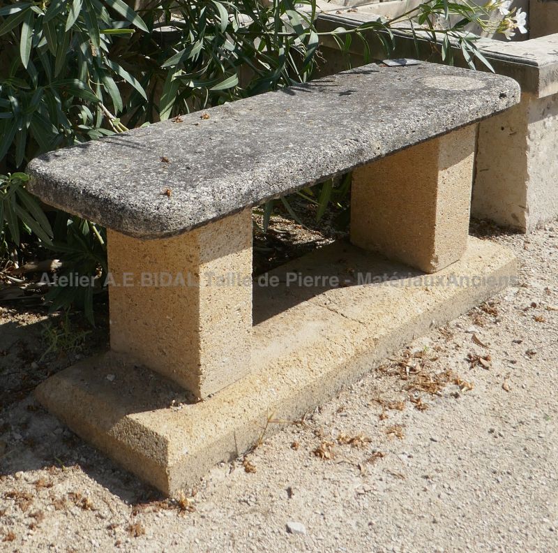 Banc en pierre de petite taille - mobilier de jardin ancien.