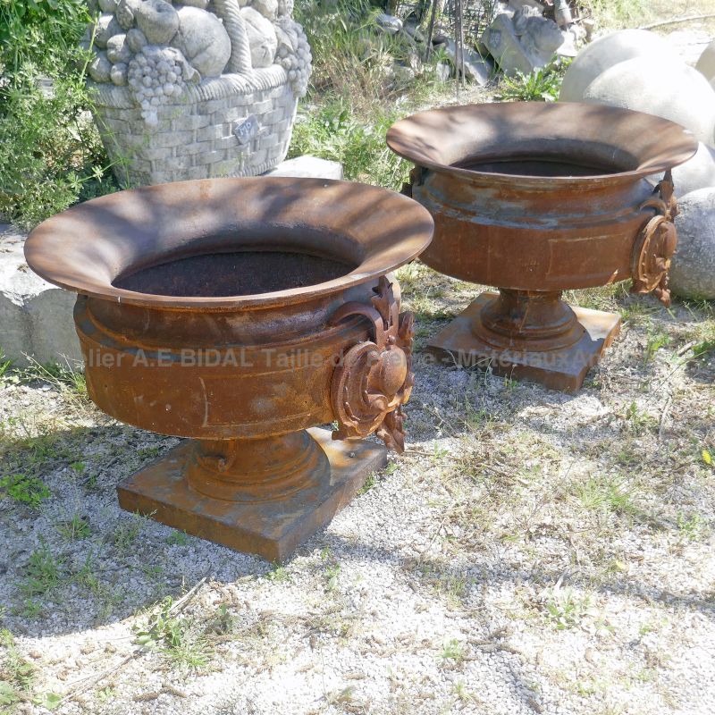 Lot de 2 vases anciens en fonte : paire de larges vases du XXè - Matériaux Anciens en Provence Alain BIDAL