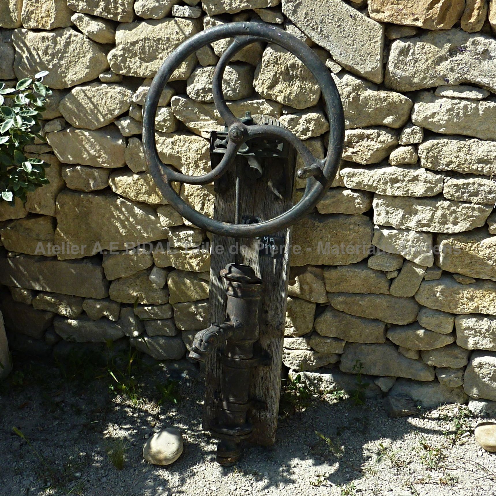 Pompe manuelle originaire des alentours de Manosque, en Provence.