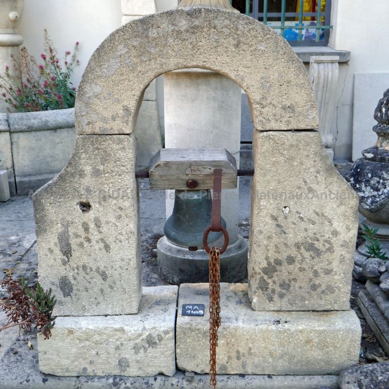 Clocher en vieilles pierres avec cloche ancienne en bronze - Ornement pour jardin en vente chez Alain Bidal en Provence.