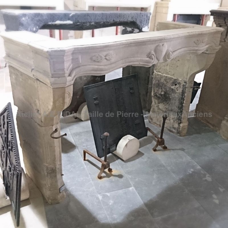 Cheminée ancienne en pierre véritable - cheminée anciennement commanditée pour des fiançailles.