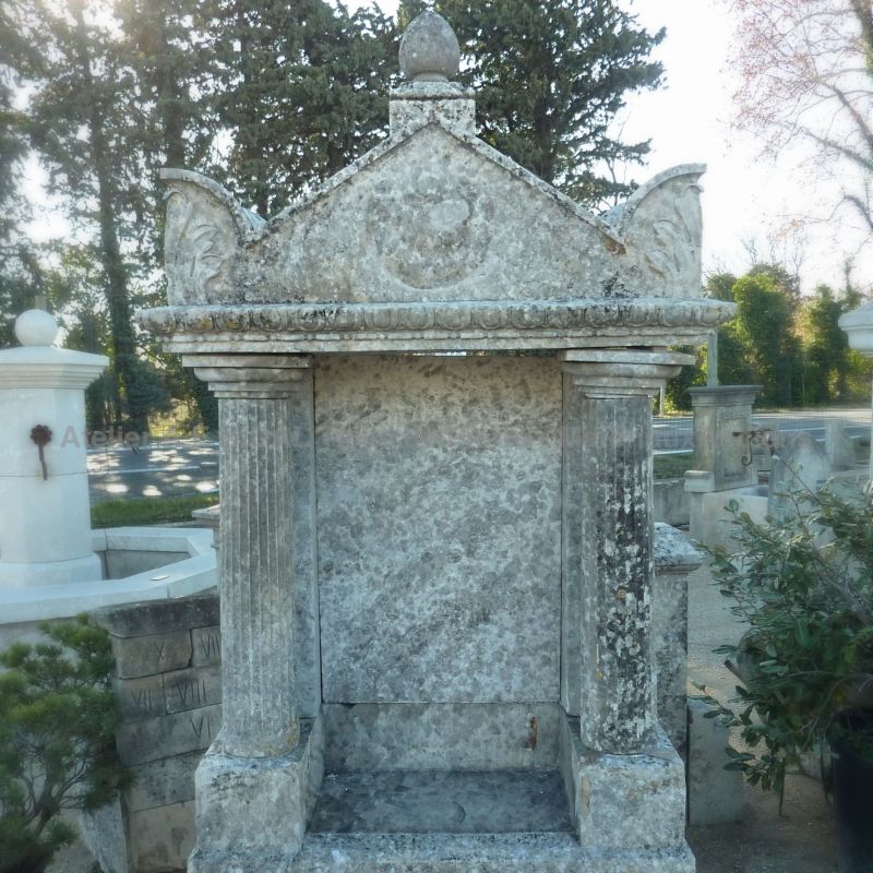 Detail of the niche and roof of our oratory in stone | On sale only at Matériaux Anciens Bidal in Provence.