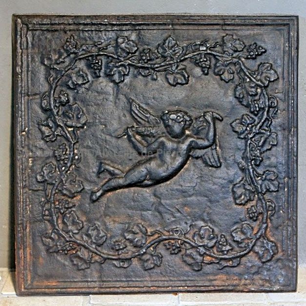 Superbe ancienne plaque de cheminée en fonte représentant Cupidon - accessoires cheminée en fonte ancienne.