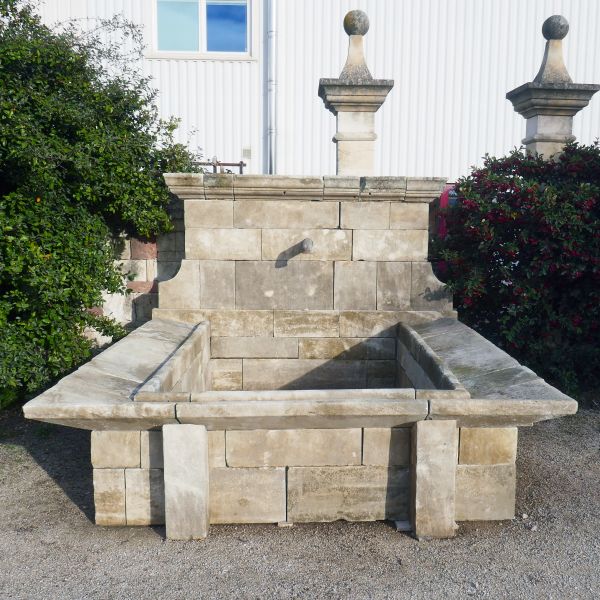 Lavoir de village en pierres anciennes par Alain BIDAL Matériaux Anciens en Provence