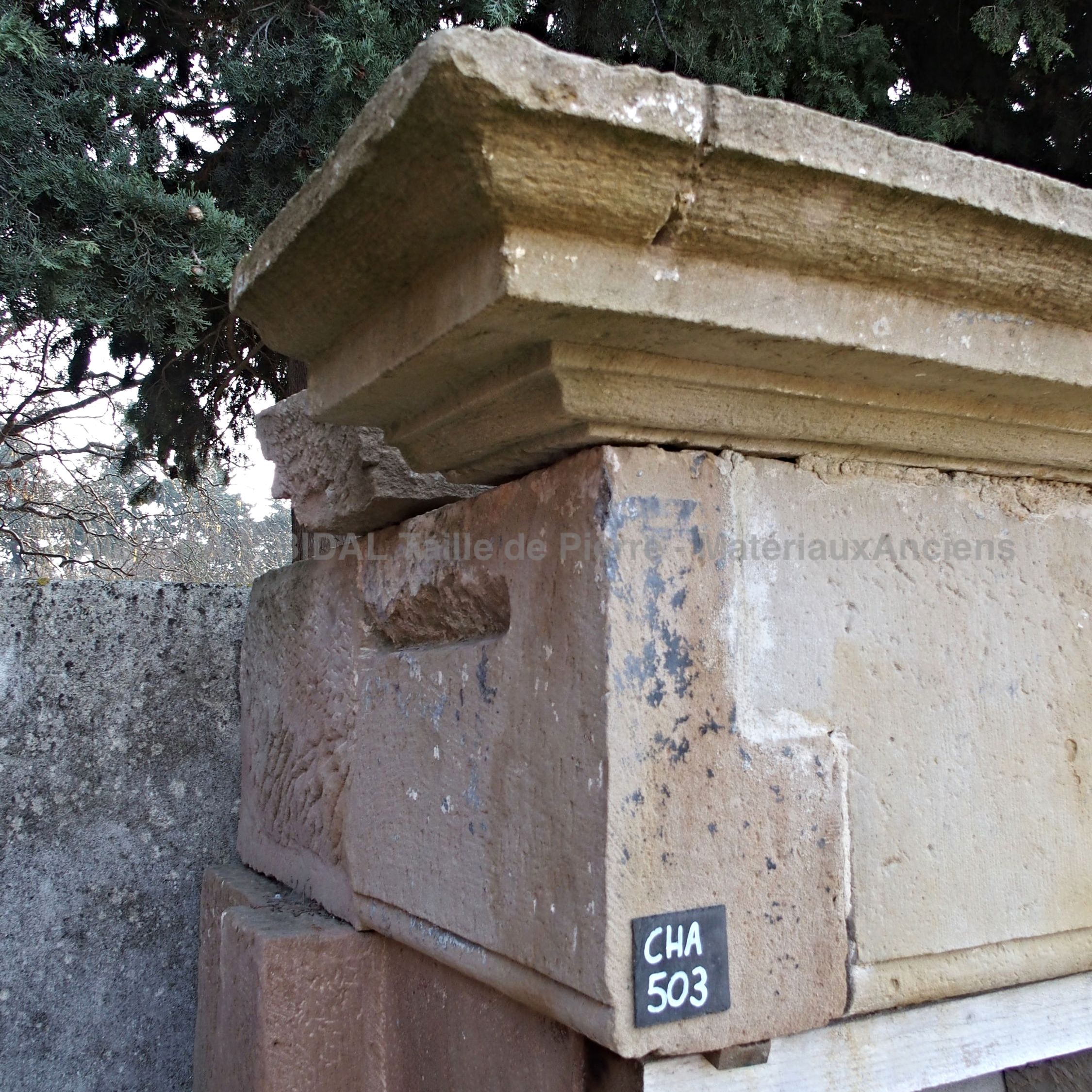 Belle cheminée rustique de taille imposante - cheminée en pierre de Combles en Barrois ( France).