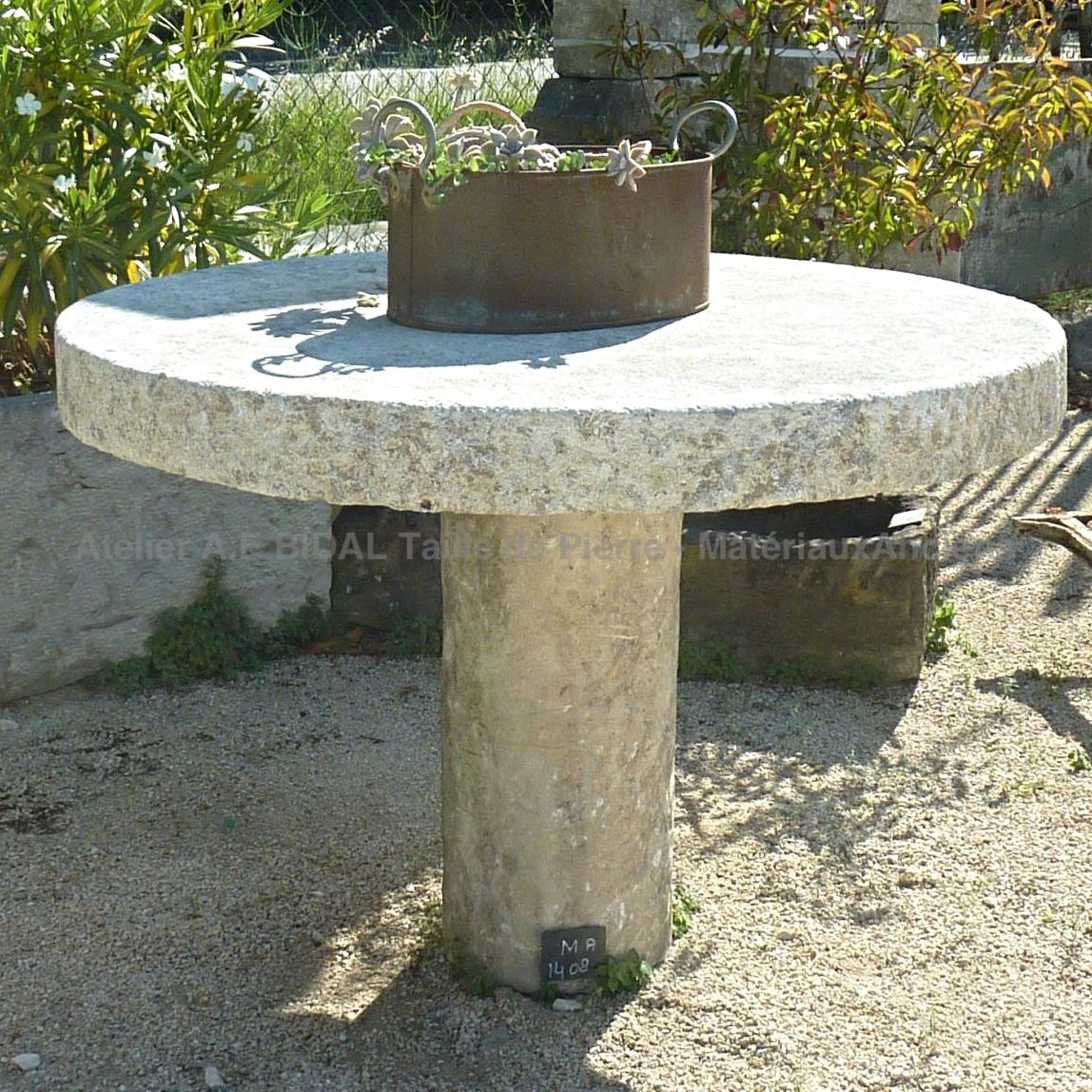 A stone table ideal for the layout of your garden.