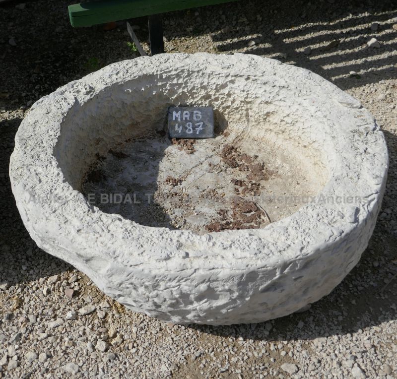 Belle petite auge ronde ancienne en pierre blanche et patinée ** VENDUE