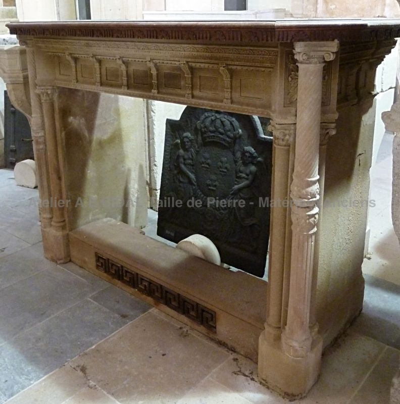 Superbe cheminée ancienne - une cheminée en pierre de type Empire.