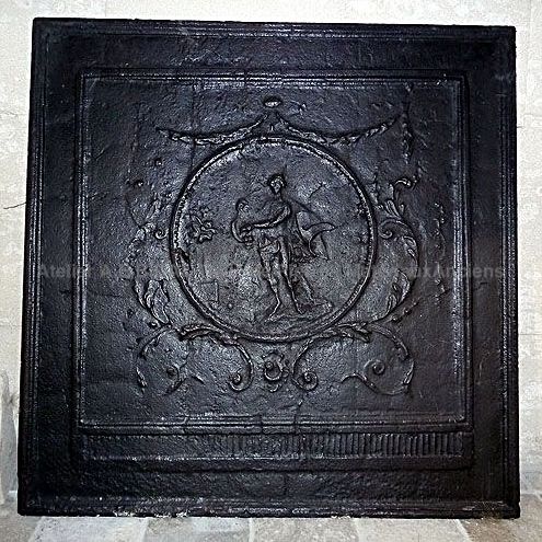 Belle plaque de cheminée en fonte mythologie grecque mettant en scène Apollon - accessoires cheminée baroques.