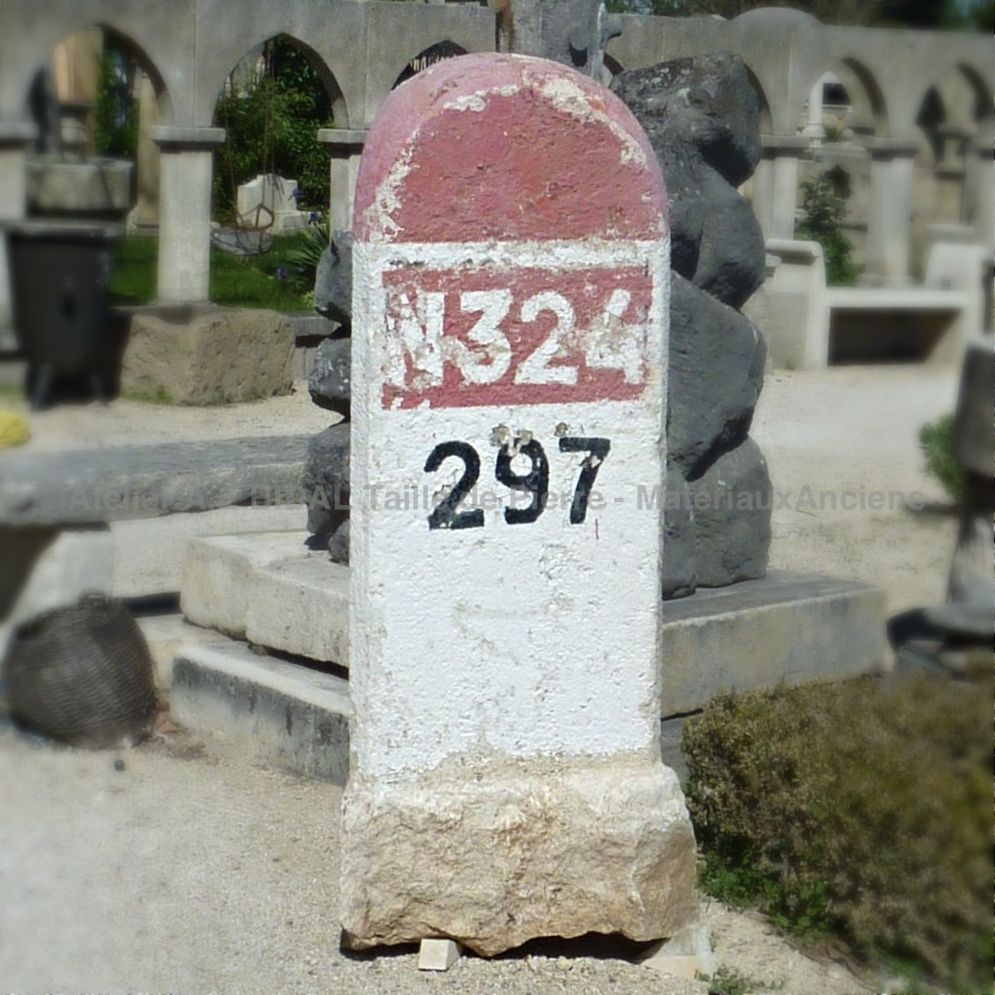 Borne kilomètrique ancienne en pierre monolithe blanche et rouge