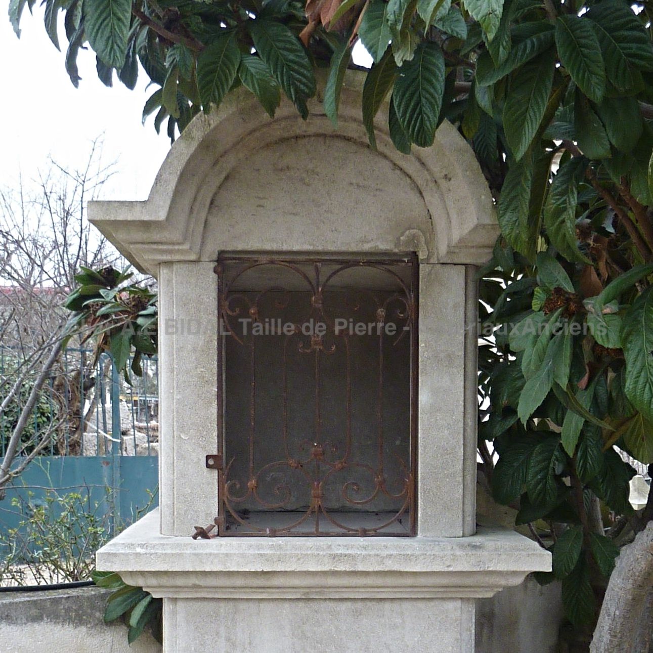 Gros plan sur mobilier de jardin ancien : oratoire de décoration.