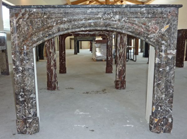 Une cheminée marbre brèche très décorative - cheminée Louis 14