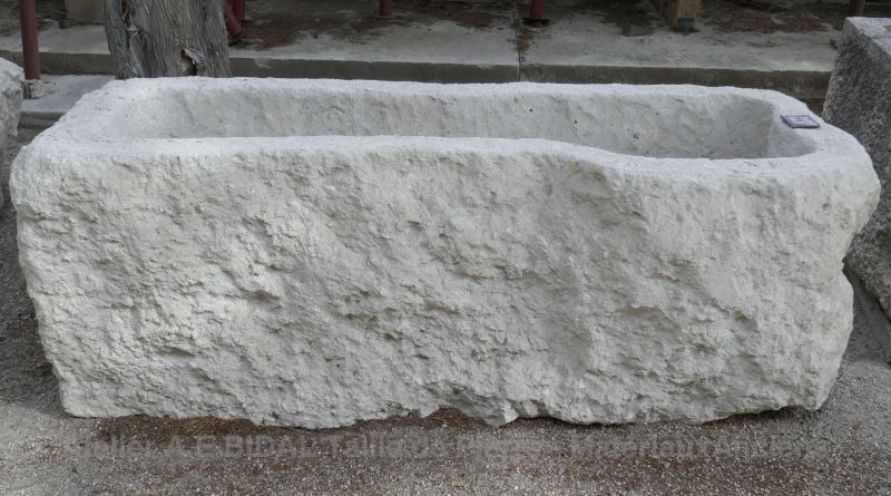 Belle grande jardinière en pierre pour une décoration chic du jardin