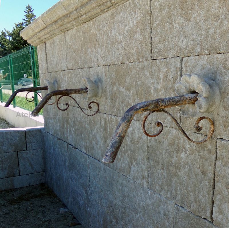 Longue fontaine de jardin en pierre : une élégante fontaine de chez Alain BIDAL, Provence