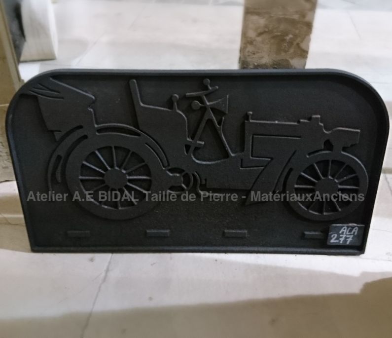 Belle plaque de cheminée en fonte représentant une automobile ancienne - nos accessoires anciens de cheminée.