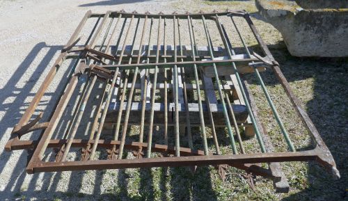 Elégant portail ancien avec 2 battants aussi nommés "vantaux".