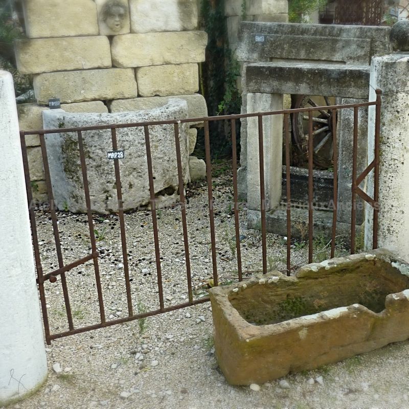 Portillon ancien - un portail fer forgé d'occasion de petite taille pour jardin.