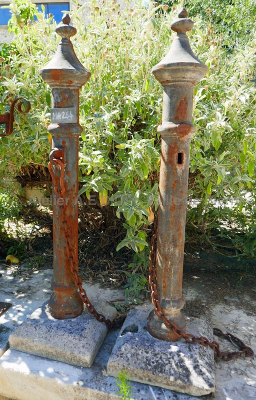 Paire de poteaux anciens et chaîne en métal patiné ** VENDUE