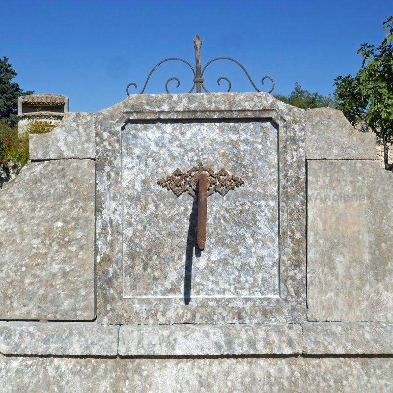 Détail du fronton de notre large fontaine murale en pierre