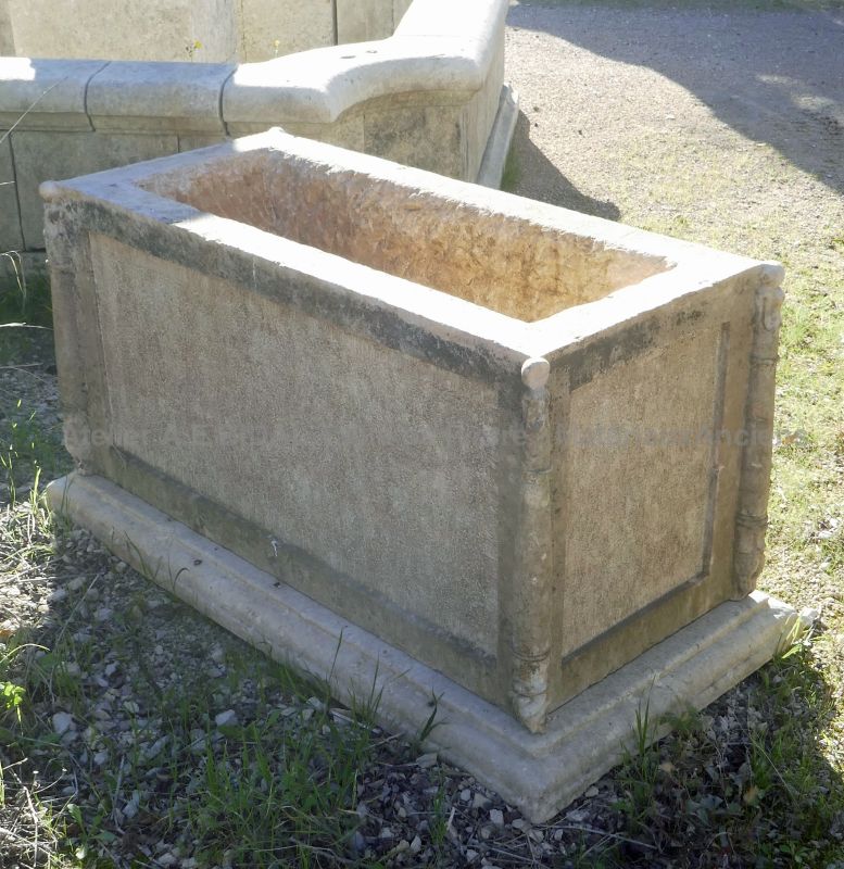 Ancien bac à fleurs en pierre dorée : bac en pierre par Atelier Alain BIDAL (Provence)