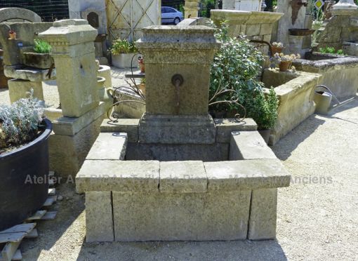 Fontaine murale en pierre et en fer forgé - Une fontaine pour terrasse ou pour jardin.