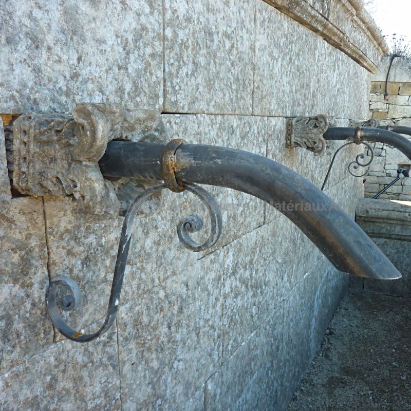 Large outdoor fountain in stone ǀ Large garden wall-fountain in natural stone
