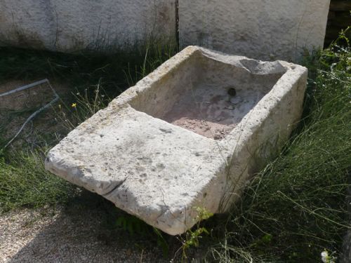 Bac en pierre étant en réalité un lavoir ancien - décoration du jardin.