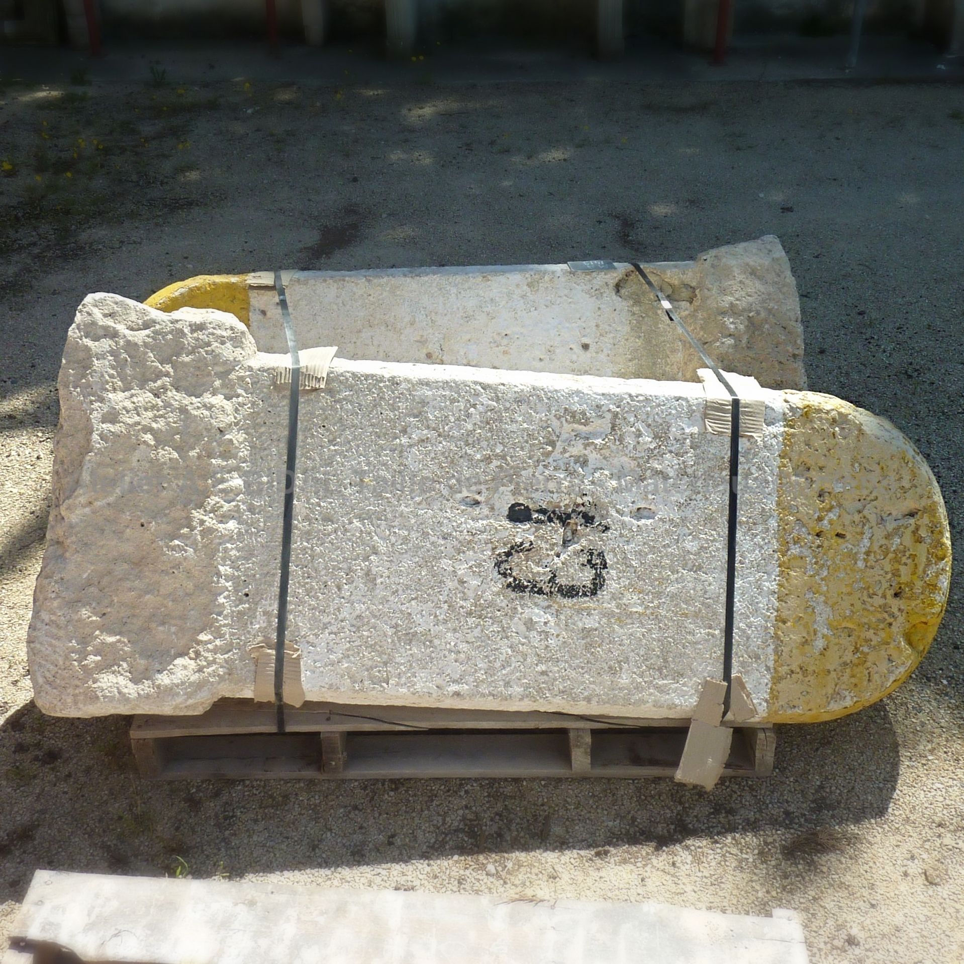 Ancienne borne kilométrique en pierre monolithe blanche et jaune ** VENDUE