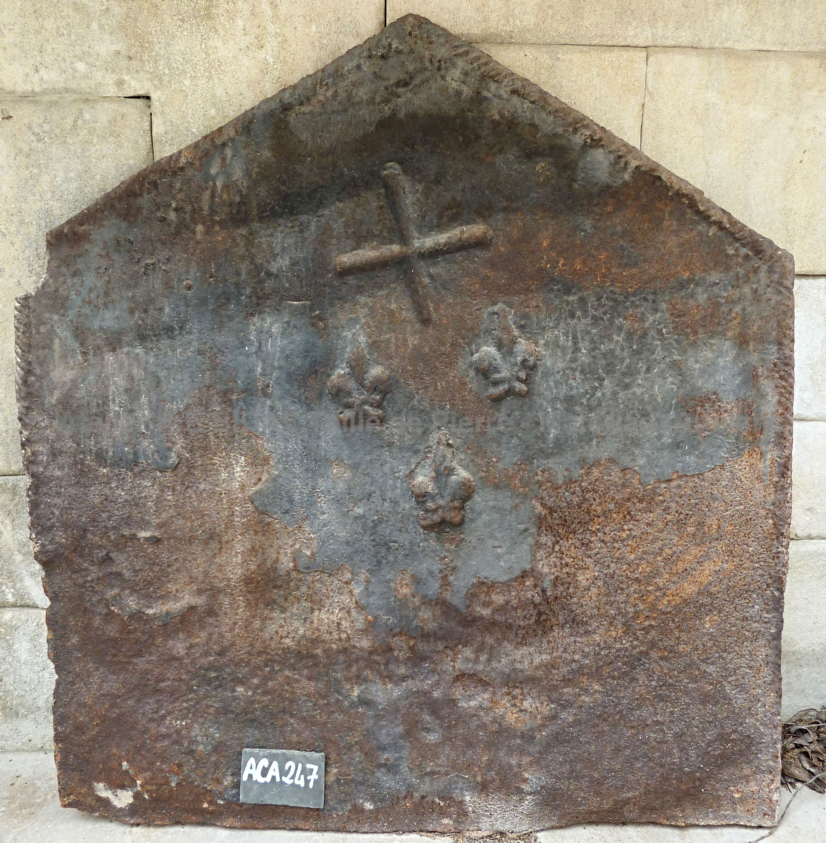 Accessoires cheminée 16 ème siècle (gothique) - plaque de cheminée en fonte avec croix chrétienne et fleurs de lys.