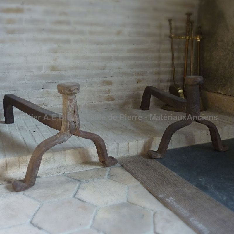 Chenets du 17ème siècle en fer forgé ǀ Accessoires de cheminée d'époque.