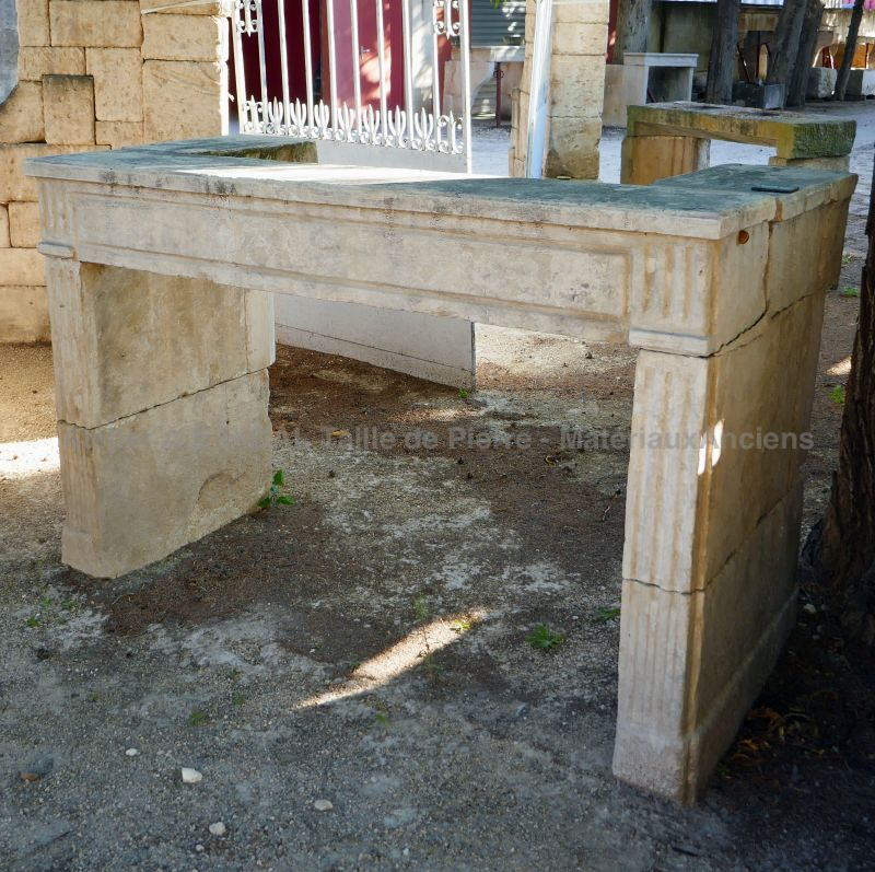 Ancienne cheminée Louis XVI en pierre par Alain Bidal Matériaux Anciens en Provence.
