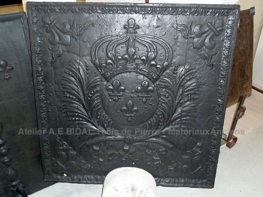 Plaque De Cheminée En Fonte XIXe Siècle - Décor Blason Et Fleurs De Lys - Occasion