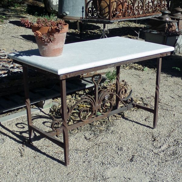 Mobilier vintage : table basse en pierre calcaire et fer forgé ancien - Atelier Alain BIDAL (Provence)