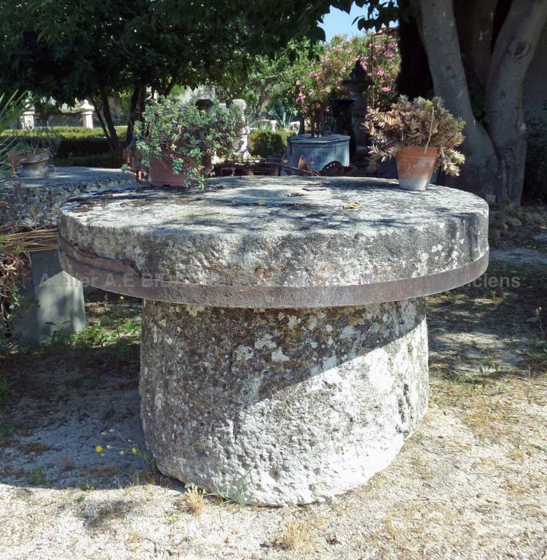 Antique garden furniture : large and massive outdoor table in old stones - Atelier Alain BIDAL, Provence
