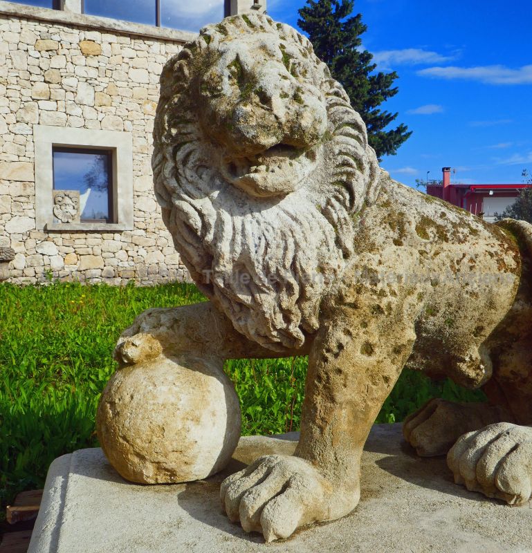Majestic stone sculpture : 18th Century lion resting on a thick base - Atelier Alain BIDAL (Provence)