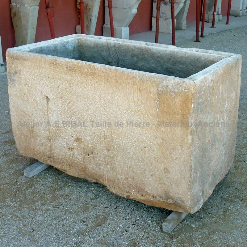Grand bac rectangle pour jardinière rustique et robuste - bac ancien en pierre.