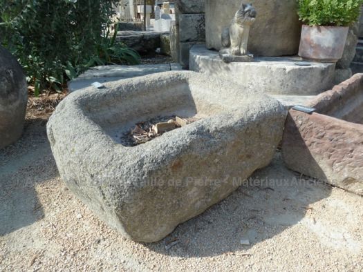 Bac rectangulaire en granit d'un genre rustique.