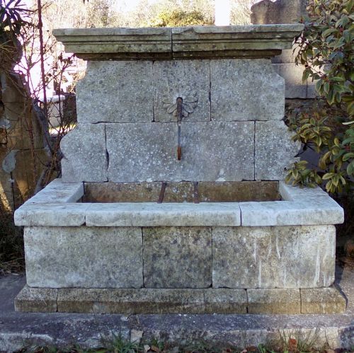 Garden fountain full of Provence's charm by the stonemason in Provence Alain BIDAL