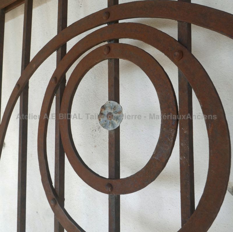 Ancienne porte en fer forgé riveté - Atelier Alain BIDAL (Provence)